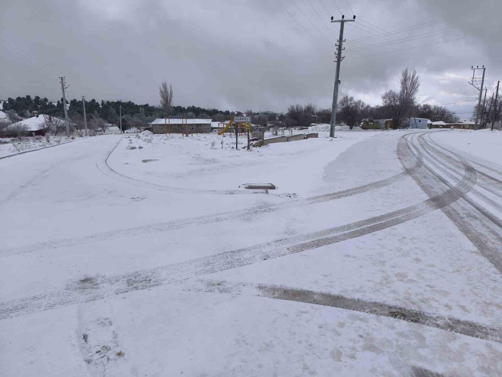 afyonkarahisarin-yuksek-kesimlerinde-kar-etkisini-gosterdi