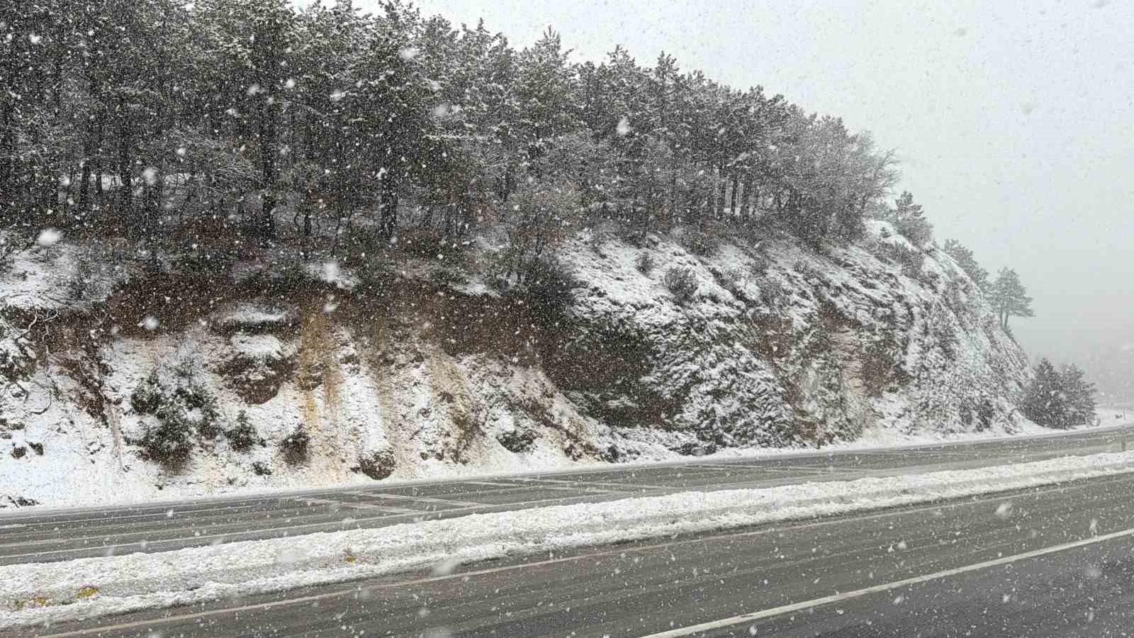 afyonkarahisarin-yuksek-rakimli-bolgelerinde-kar-yagisi-etkili-oldu