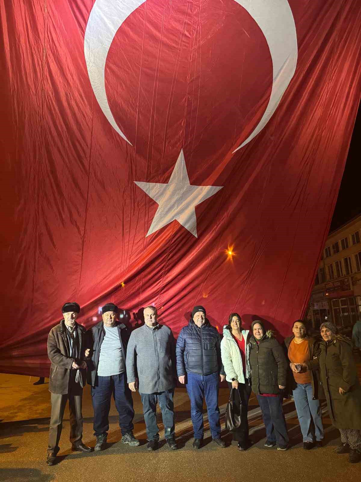 ak-parti-ve-mhpden-turk-bayragina-destek-etkinligi