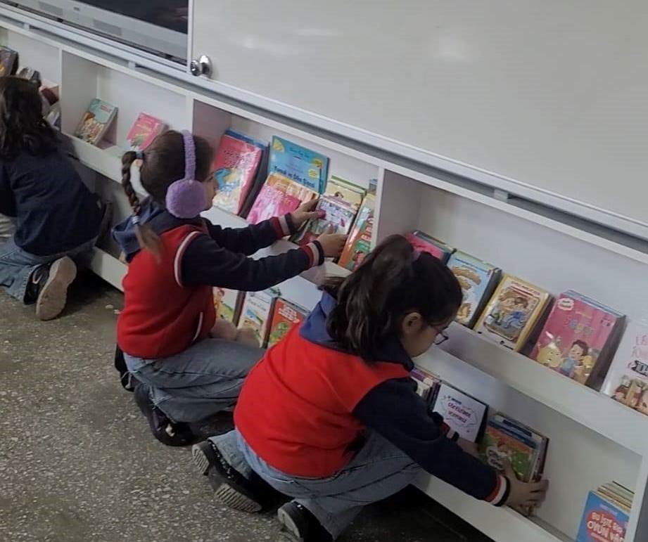 altintas-zafer-ilkokulunda-siniflara-kitaplik-kazandirildi