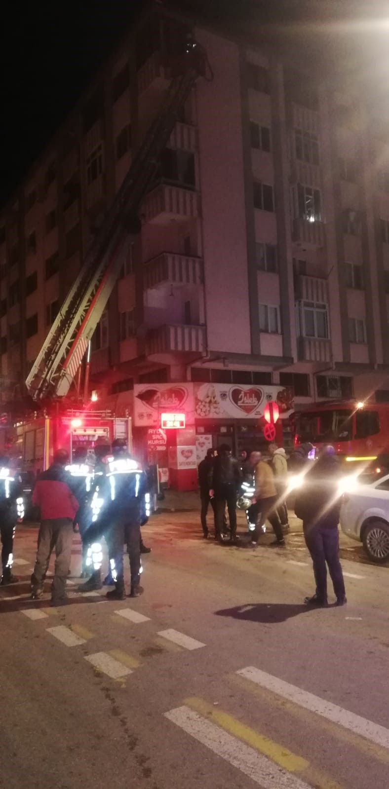 apartmanda-cikan-yanginda-5-kisi-dumandan-etkilendi