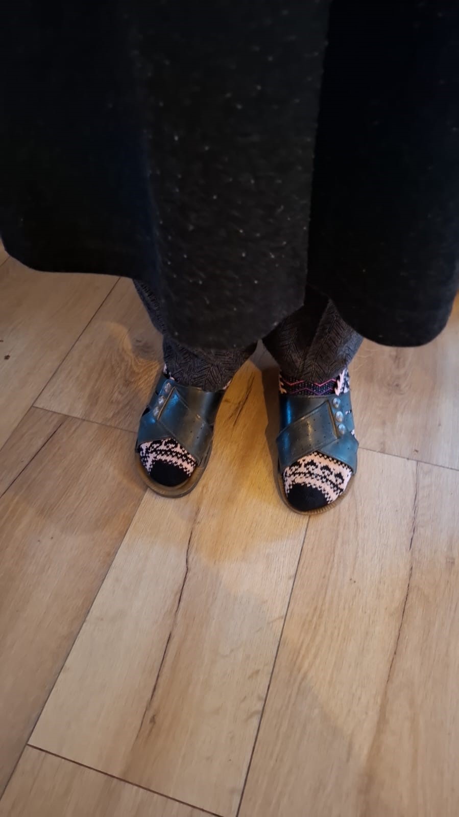 ayakkabisi-olmadigi-icin-terlikle-dolasan-yasli-kadina-mahalle-muhtari-yardim-etti