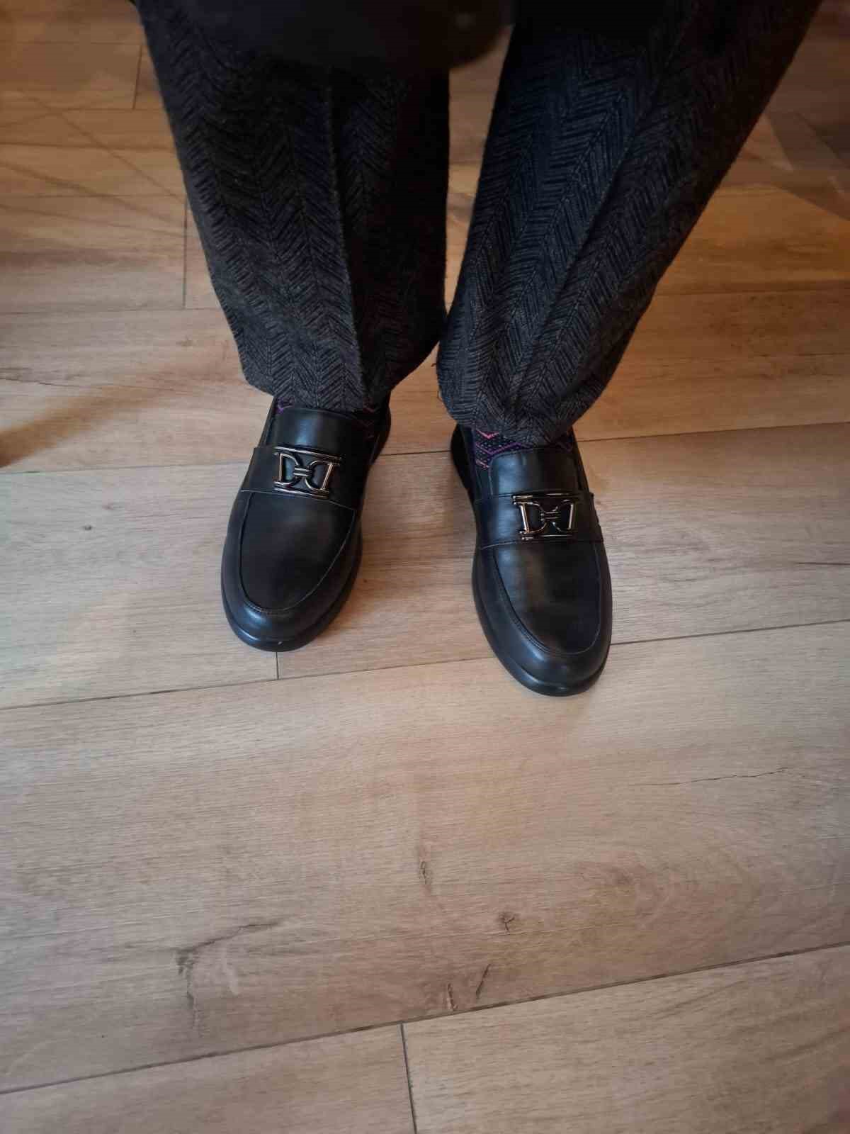 ayakkabisi-olmadigi-icin-terlikle-dolasan-yasli-kadina-mahalle-muhtari-yardim-etti