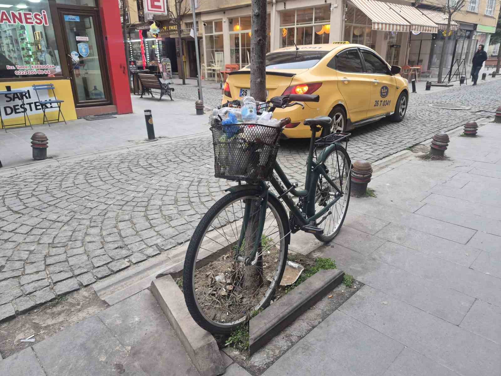 aylardir-agaca-kilitli-duran-bisikleti-cop-kutusuna-cevirdiler