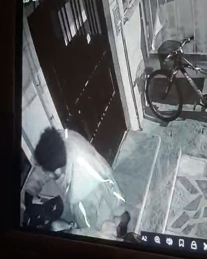 balkondaki-motosiklet-ekipmanlarini-caldi