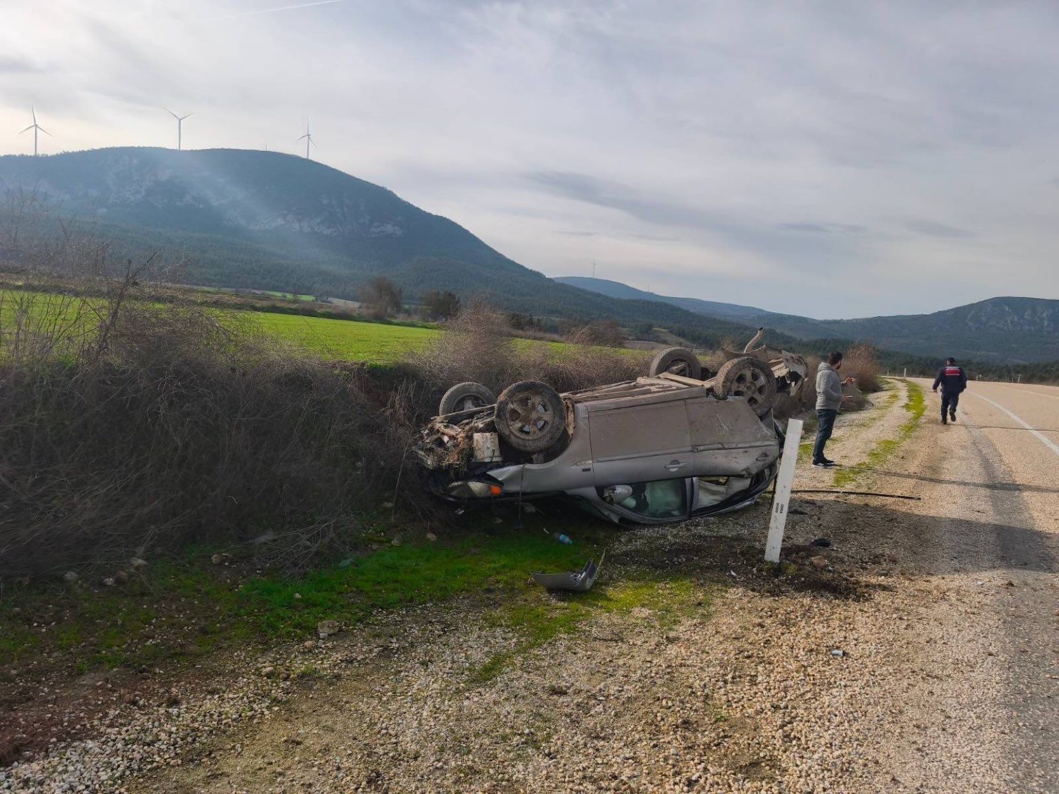 bilecikte-kontrolden-cikan-arac-takla-atti-surucusu-yaralandi