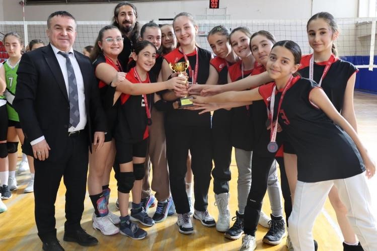 bilecikte-kucuk-kizlar-voleybol-musabakalari-tamamlandi