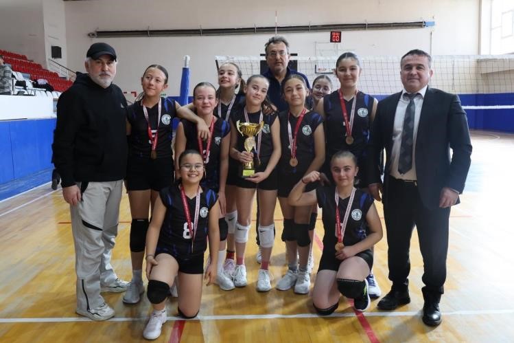 bilecikte-kucuk-kizlar-voleybol-musabakalari-tamamlandi