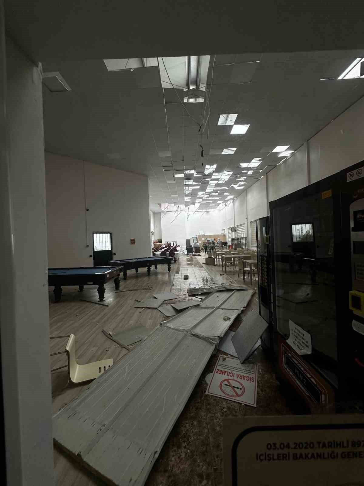 bilecikte-yasanan-firtinada-catilar-uctu-agaclar-devrildi