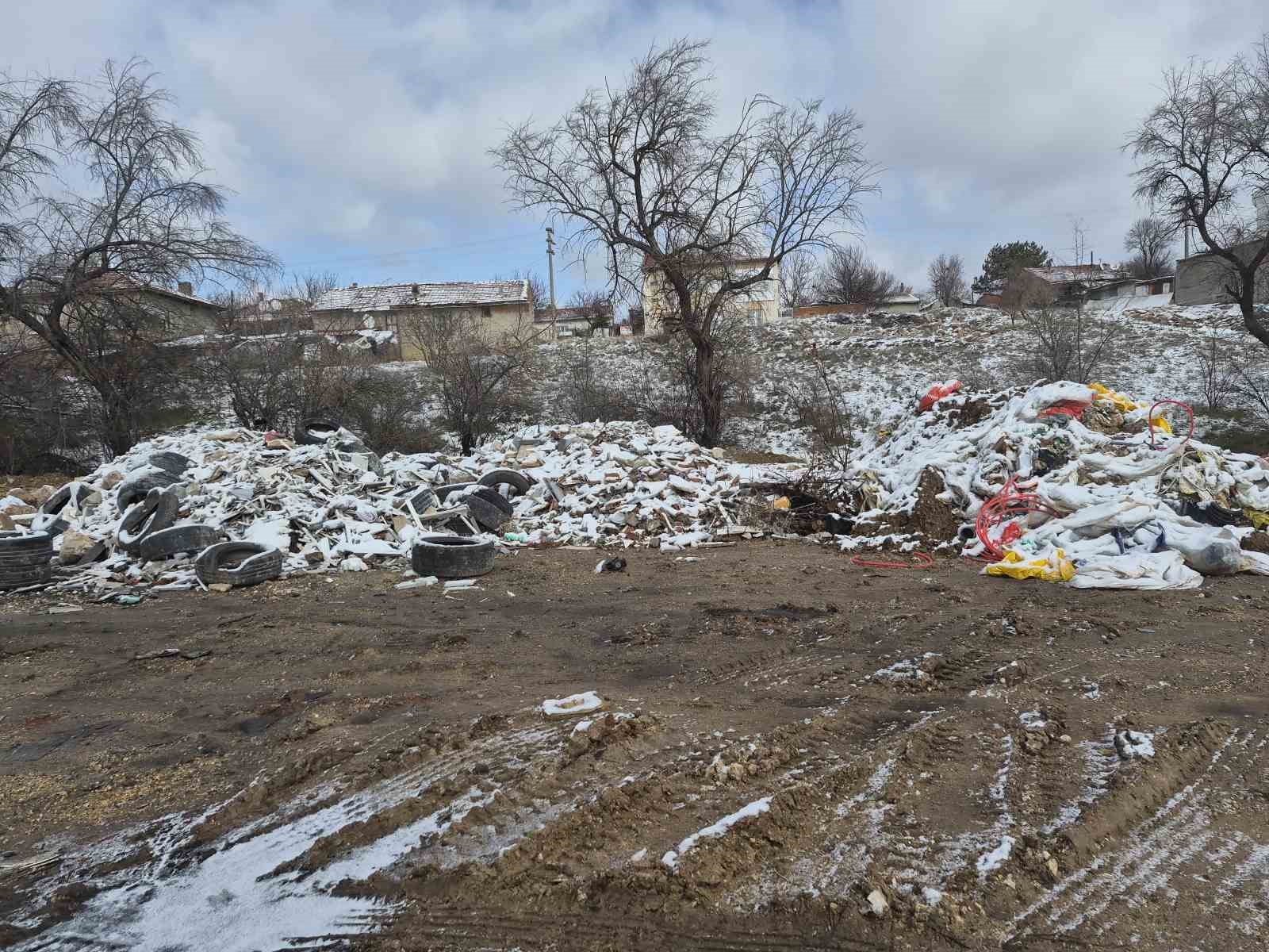 bos-araziye-birakilan-atiklar-tepeler-olusturdu