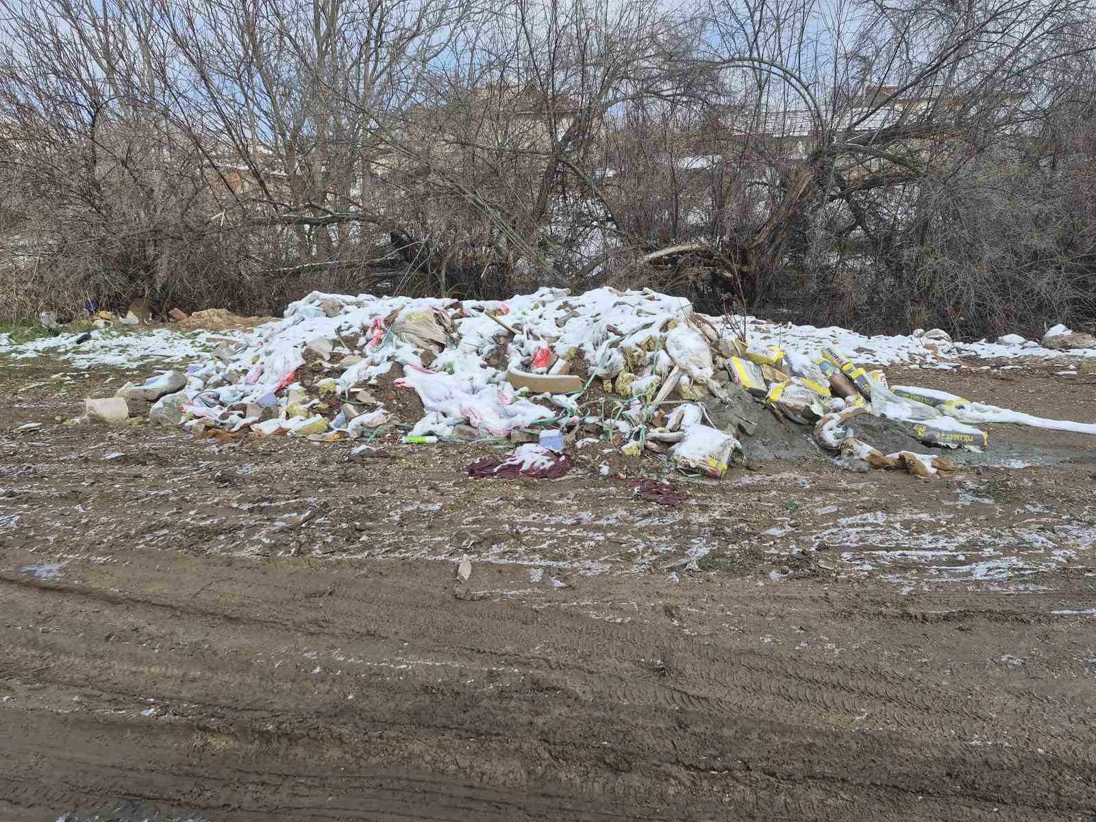 bos-araziye-birakilan-atiklar-tepeler-olusturdu