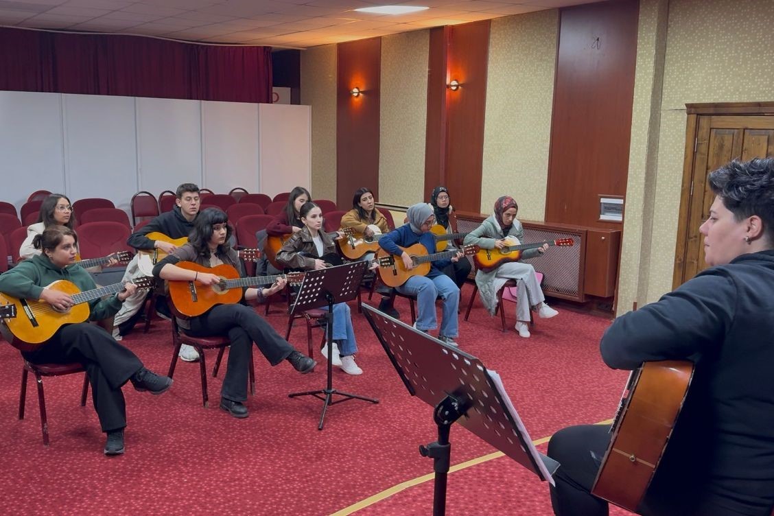 bseude-gitar-ve-baglama-kurslari-devam-ediyor