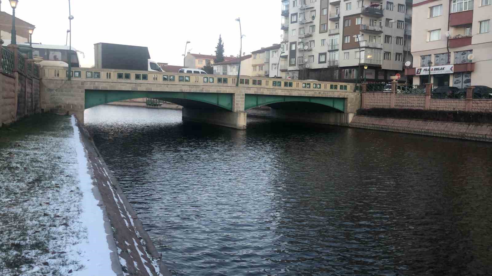 buz-tutan-porsuk-cayi-ortaya-kartpostallik-goruntuler-cikardi