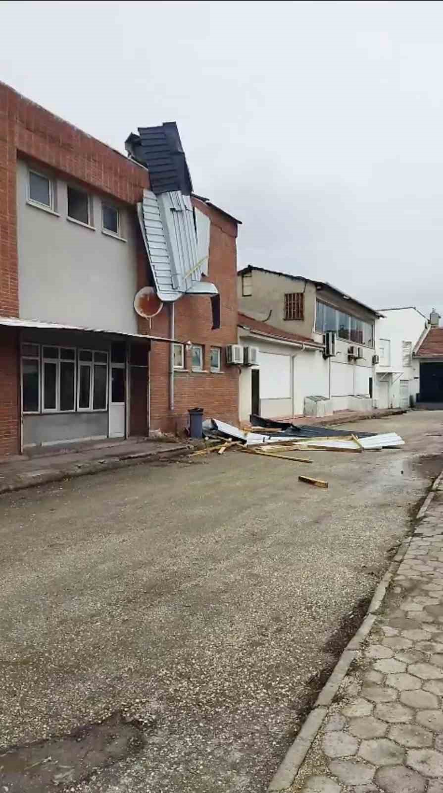 cankaya-mahallesinde-firtina-maddi-hasara-yol-actik