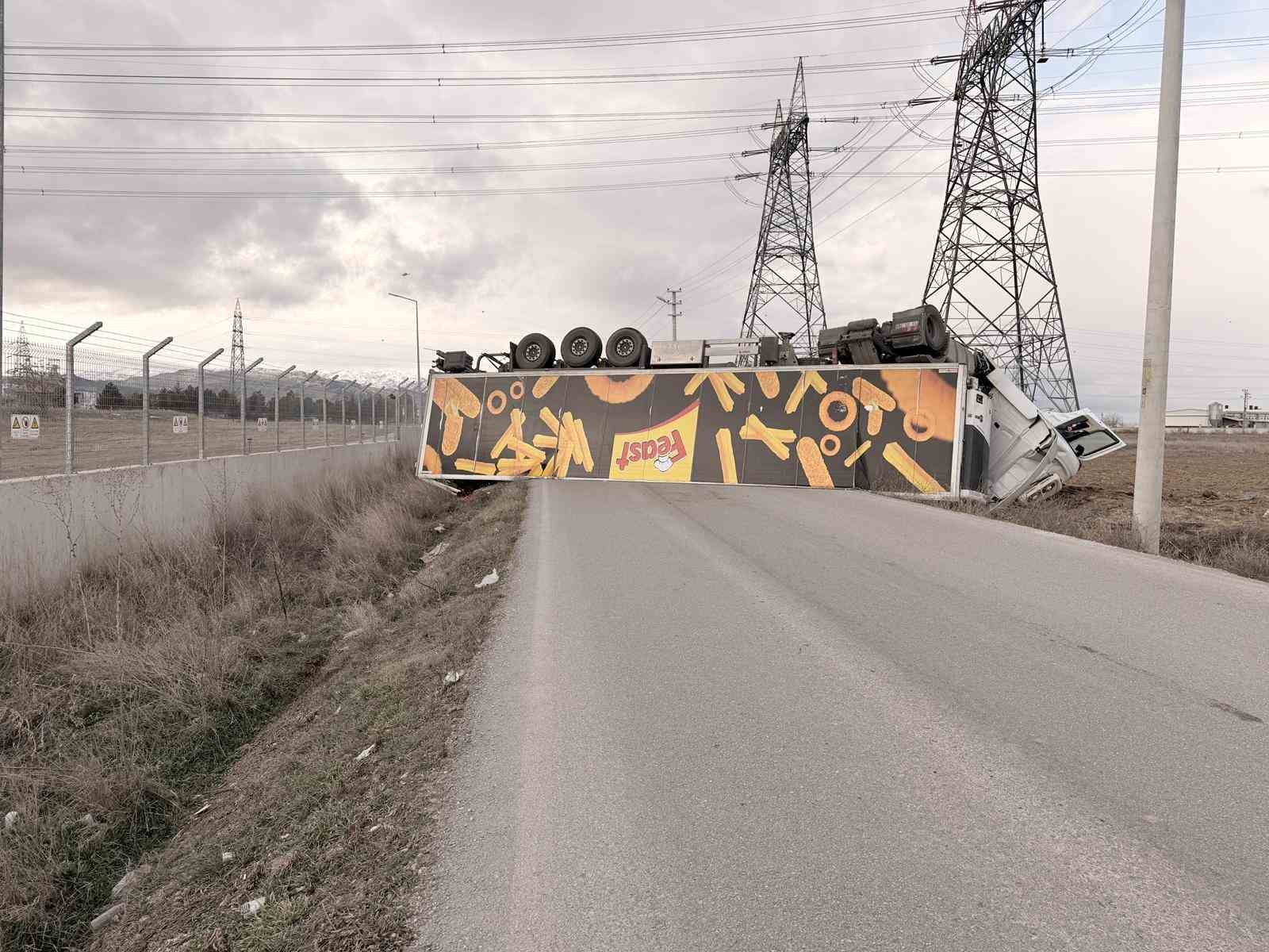 devrilen-tir-karayolunu-ulasima-kapatti