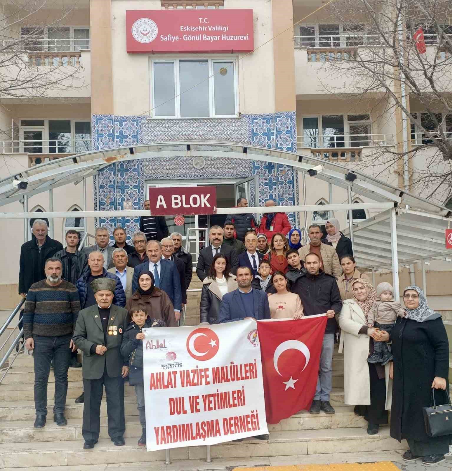 eskisehirde-gonul-koprusu-sehit-yakinlari-ve-gaziler-huzurevinde-agirlandi