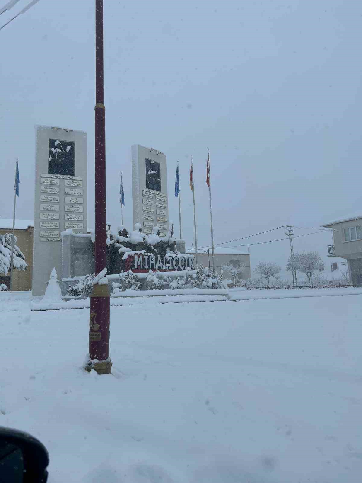 eskisehirde-kar-kalinligi-25-santimetreyi-gecti-yollar-kapandi