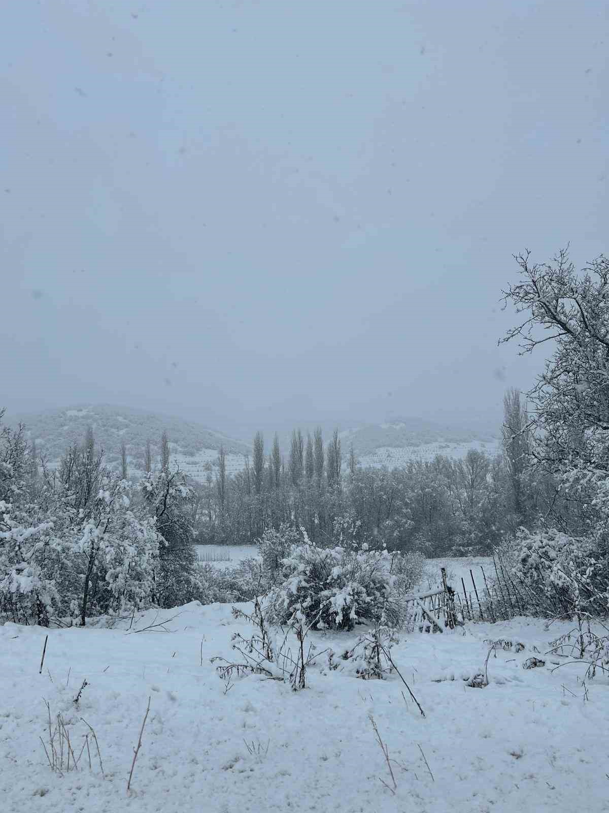 eskisehirde-kar-kalinligi-25-santimetreyi-gecti-yollar-kapandi