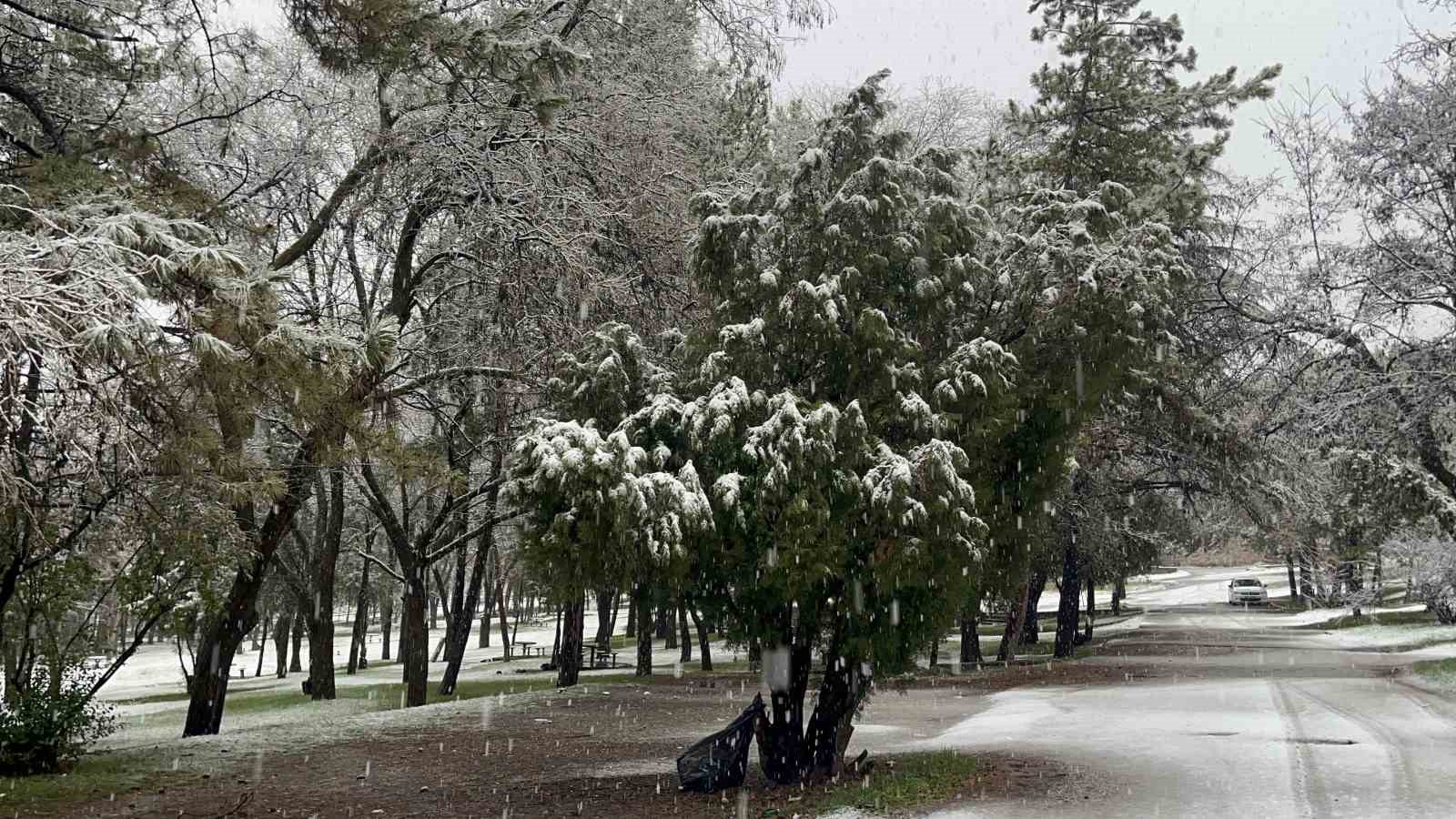 eskisehirde-sabah-saatlerinde-kar-yagisi-etkili-oldu