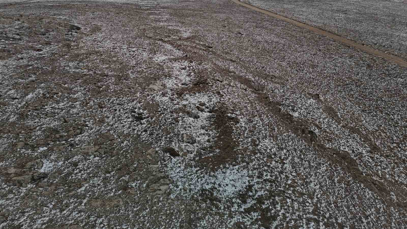 eskisehirdeki-koyde-ilginc-arazi-sikintisi