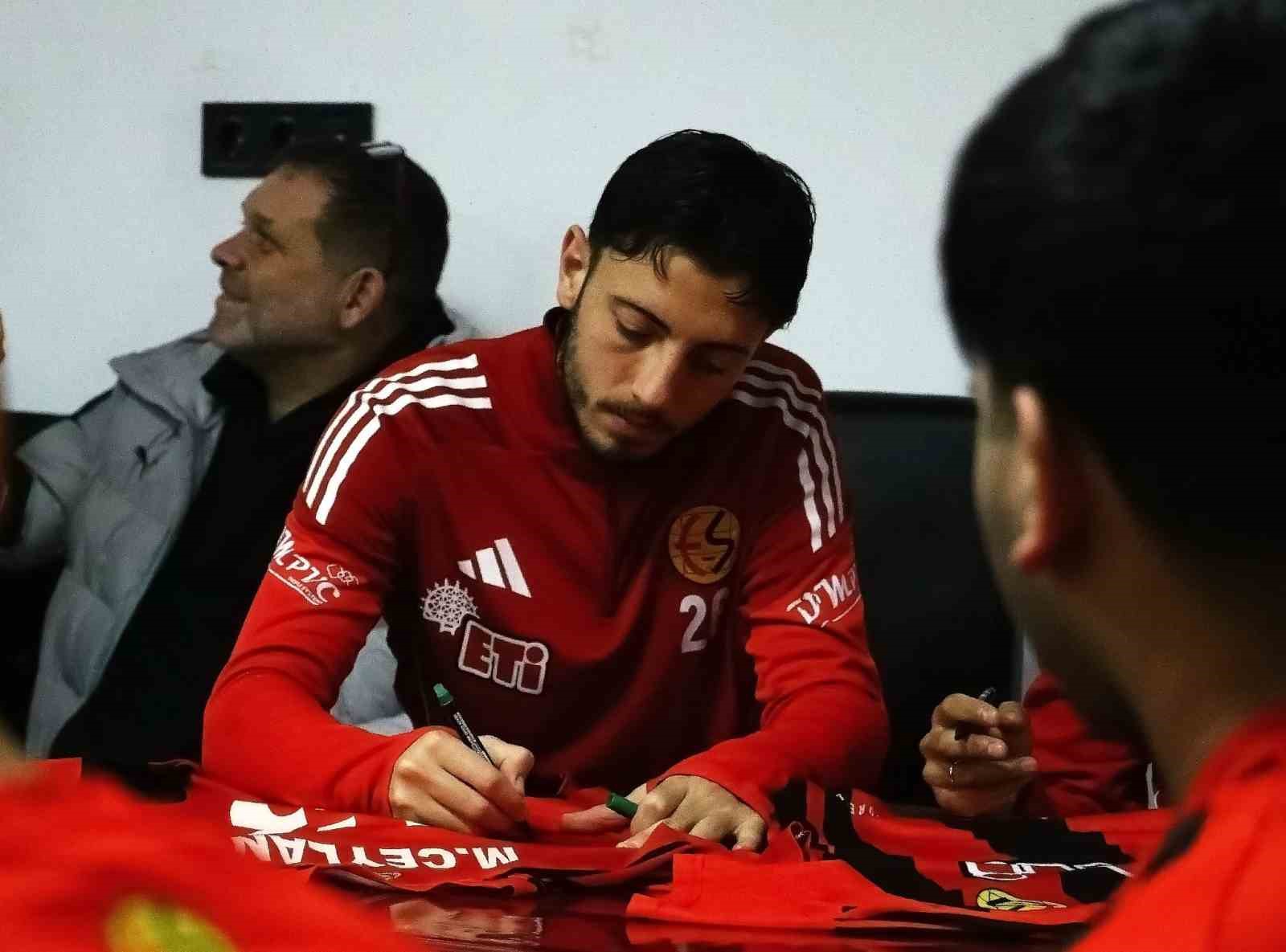 eskisehirspor-oyunculari-koruma-altindaki-cocuklarla-bir-araya-geldi