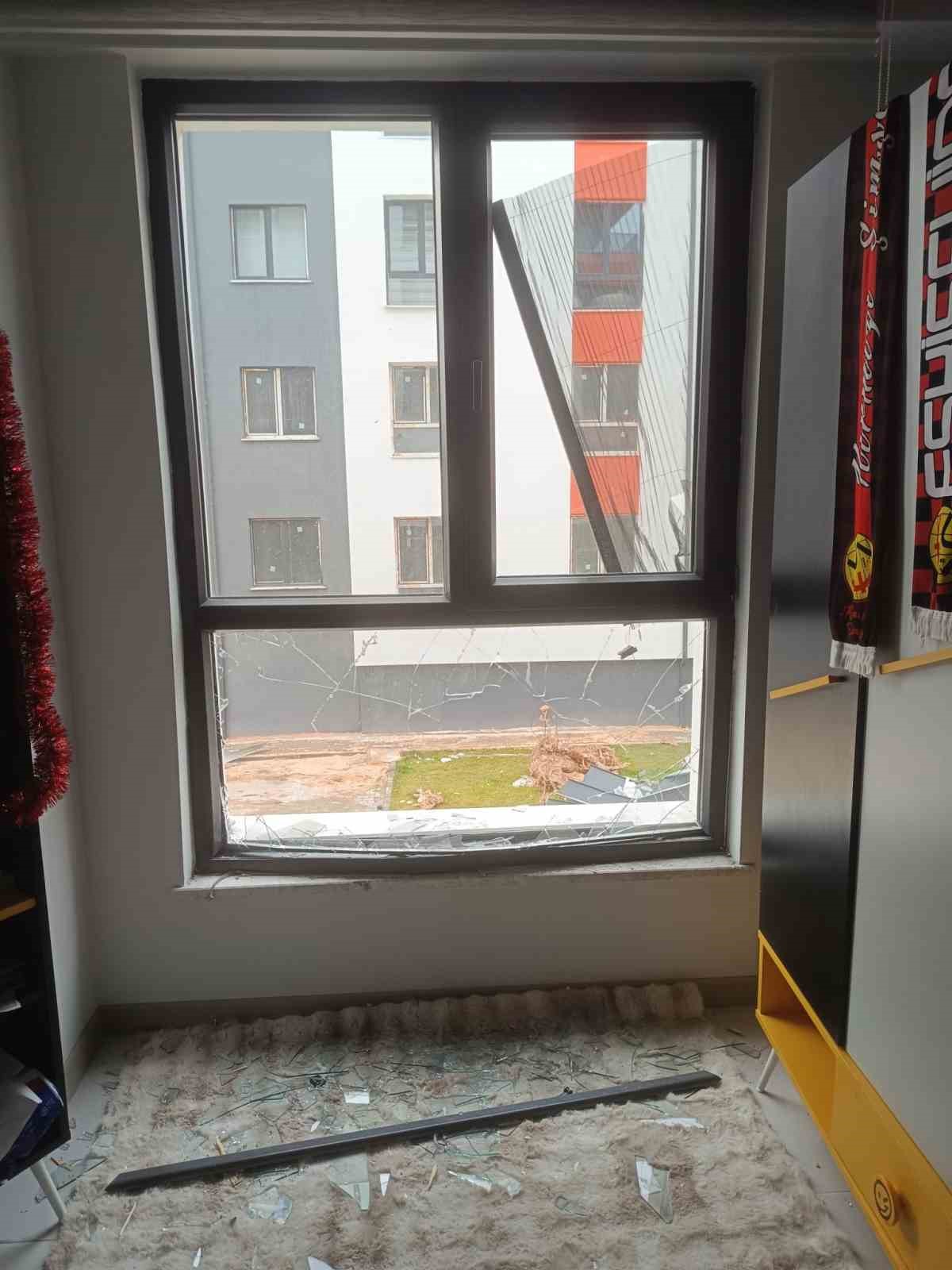 firtinada-ucan-cati-dairenin-icine-girdi