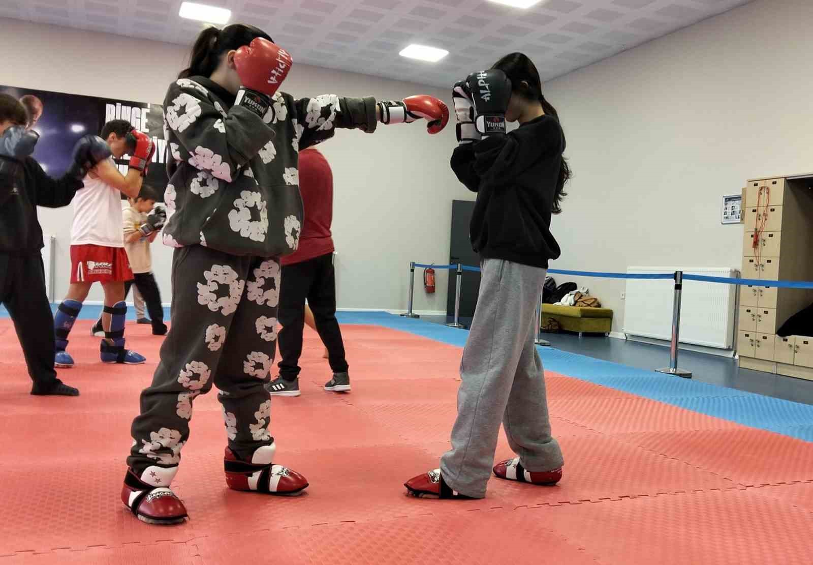 genc-sporcular-kick-boks-ile-zamanlarini-sporla-degerlendiriyor