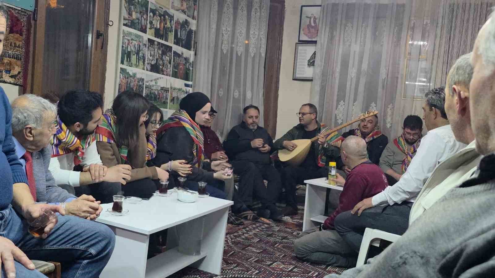 gorme-engelli-sanatci-sazi-ensesinde-caliyor