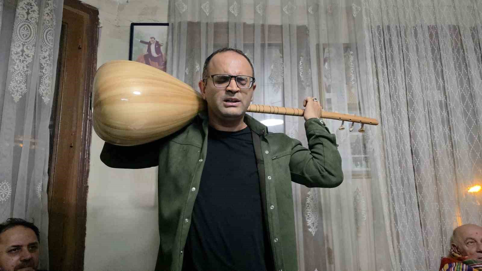 gorme-engelli-sanatci-sazi-ensesinde-caliyor