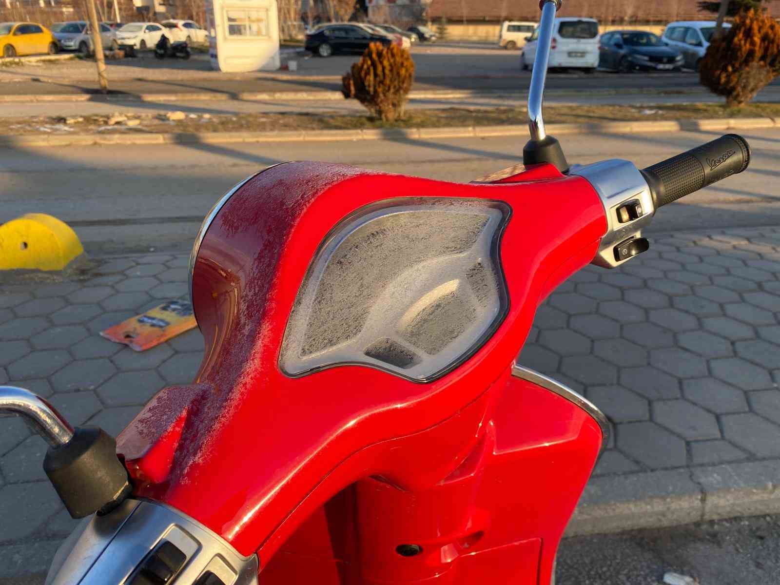 hava-sicakligi-sifir-derecenin-altina-dustu-araclar-buzla-kaplandi