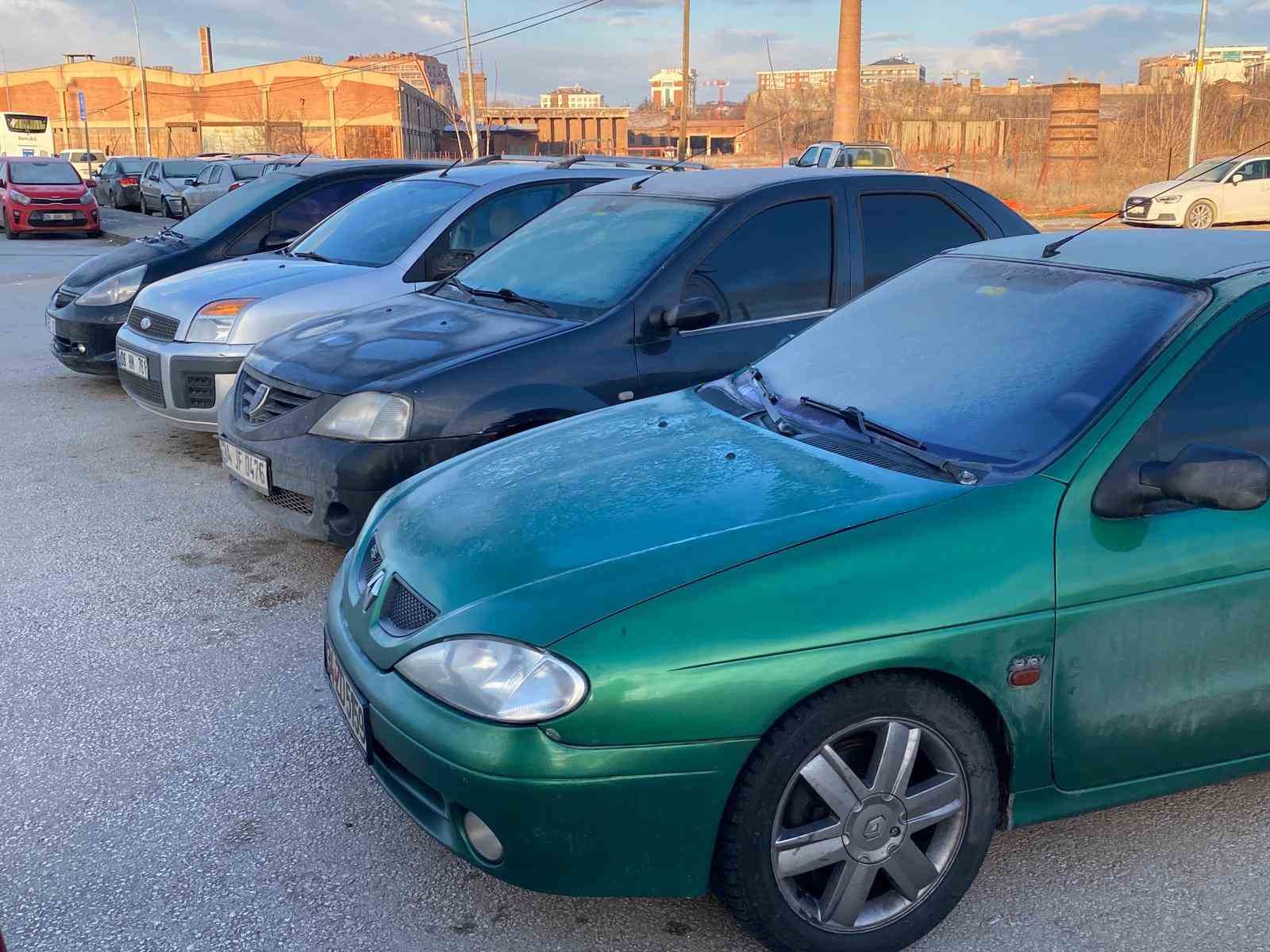 hava-sicakligi-sifir-derecenin-altina-dustu-araclar-buzla-kaplandi