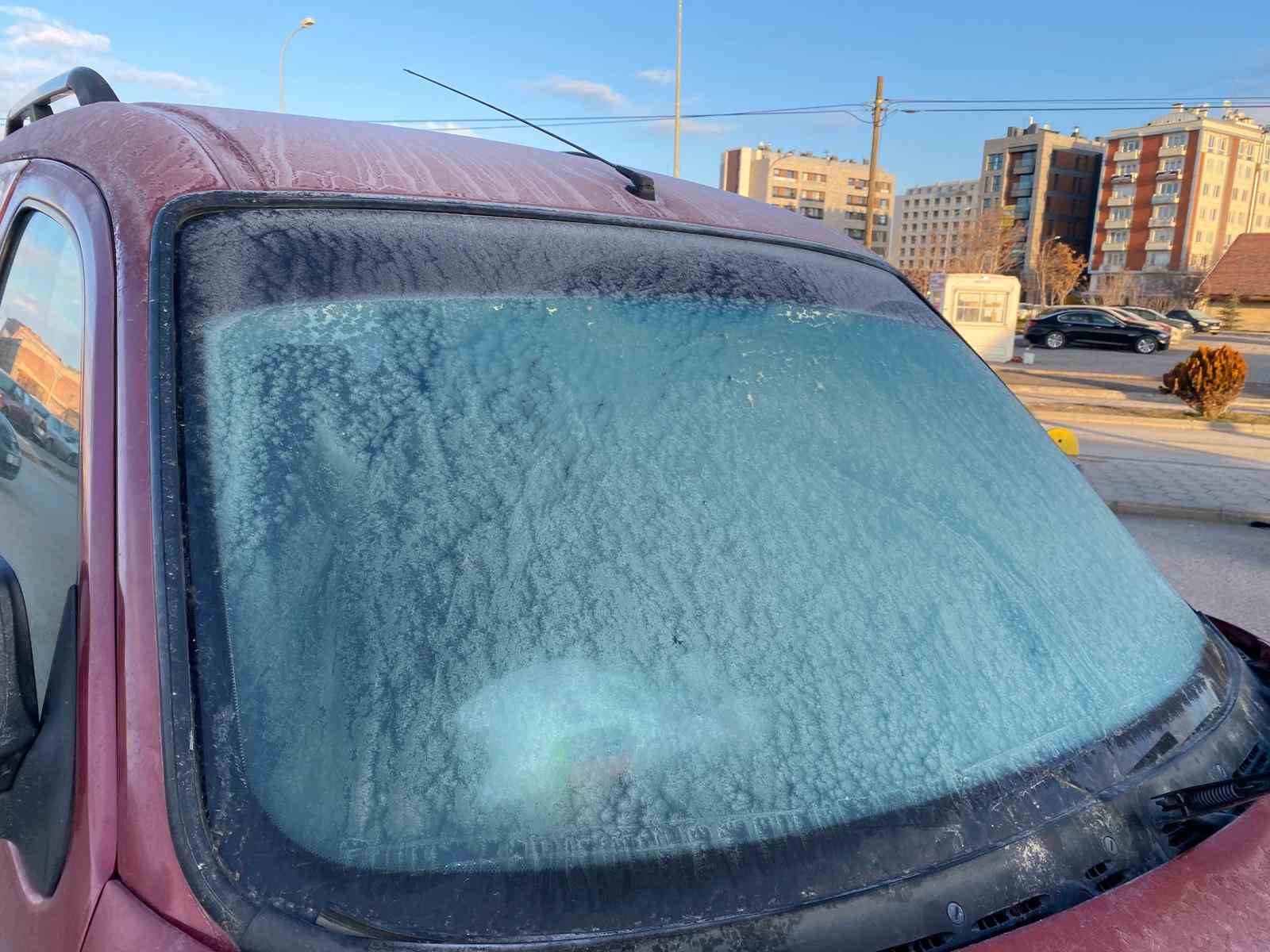 hava-sicakligi-sifir-derecenin-altina-dustu-araclar-buzla-kaplandi