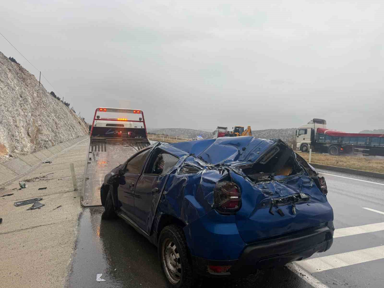 hurdaya-donen-aracta-sans-eseri-kazayi-yarali-atlatti