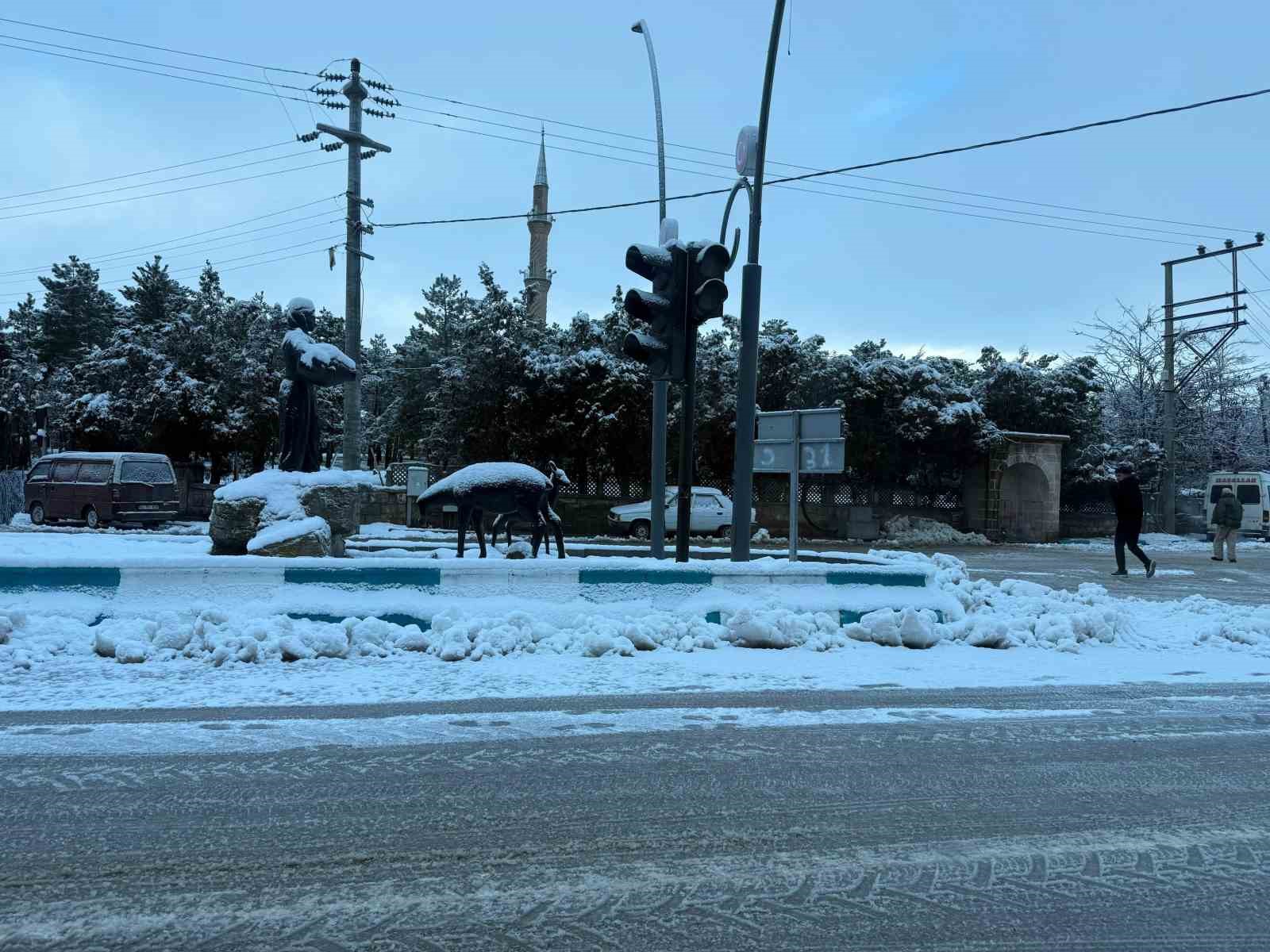 ihsaniyede-yogun-kar-yagisi