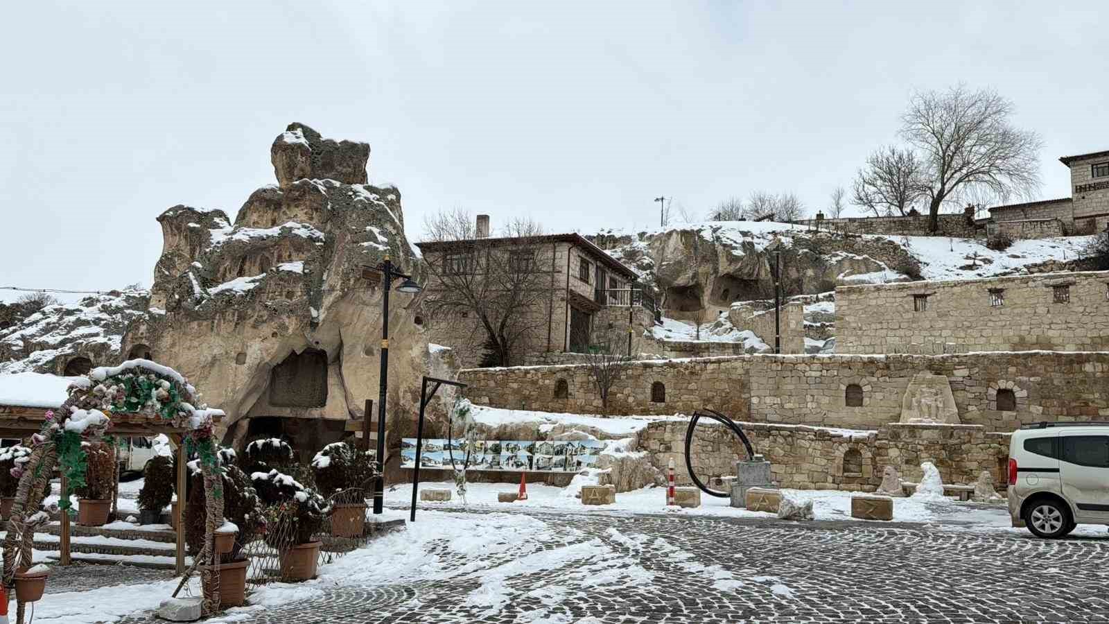 kar-altindaki-frig-vadisi-seyrine-doyumsuz-bir-manzara-olusturdu