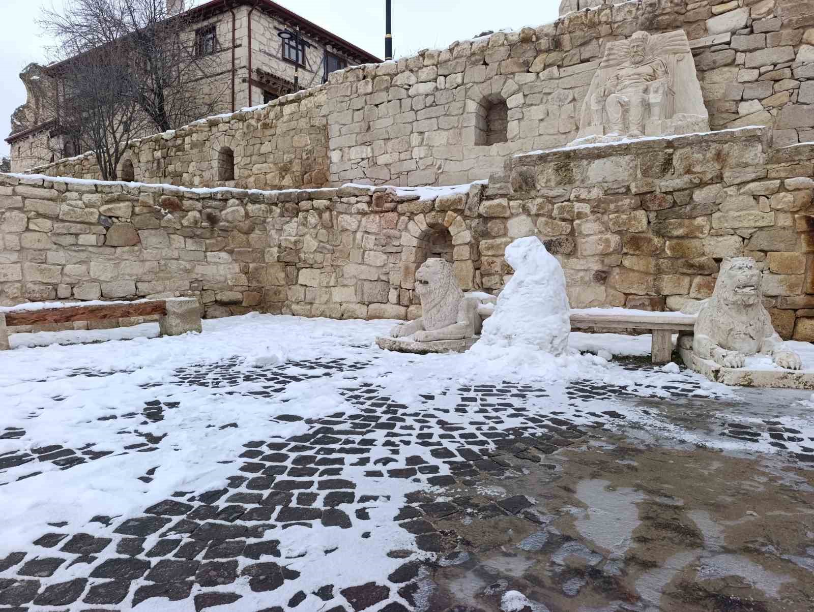 kar-altindaki-frig-vadisi-seyrine-doyumsuz-bir-manzara-olusturdu