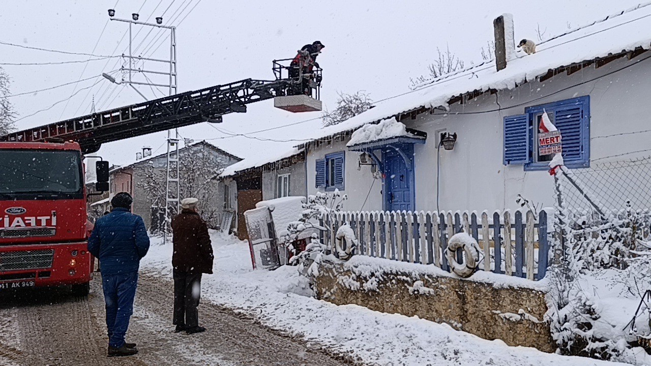 karla-kapli-catida-mahsur-kalan-minik-kopek-kurtarildi