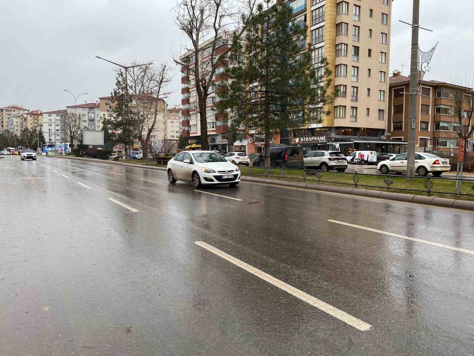 kentte-olusan-firtina-yagmurla-beraber-siddetini-arttirdi