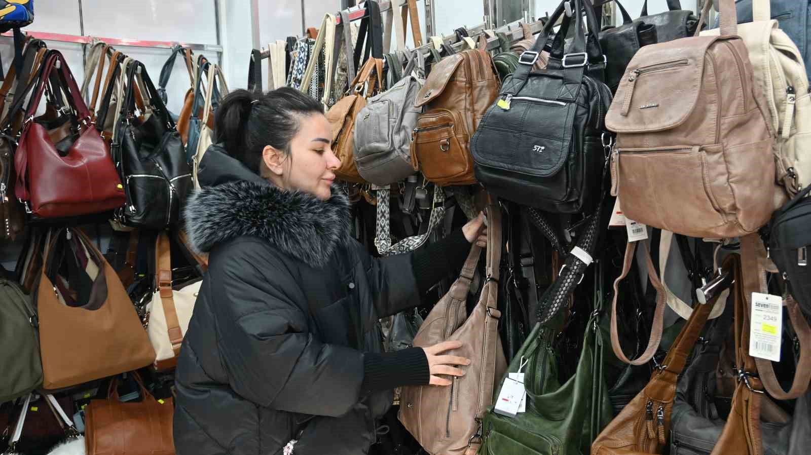 kislik-canta-tercihinde-su-gecirmezlik-ve-hacim-on-planda