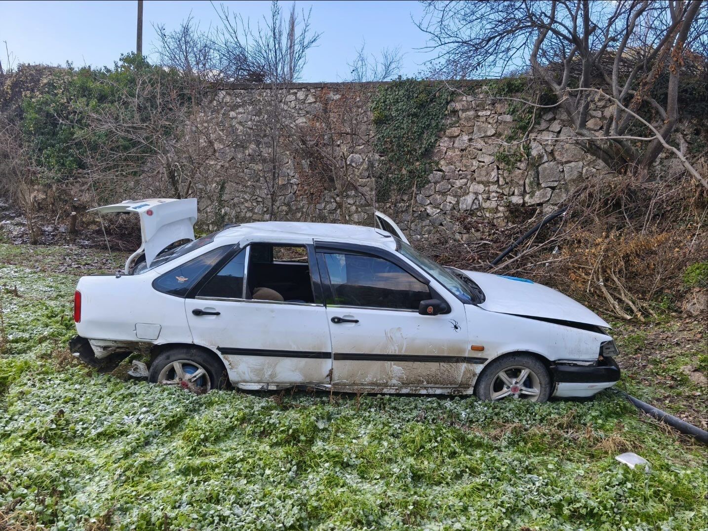 kontrolden-cikan-otomobil-sarampole-uctu-3-yarali