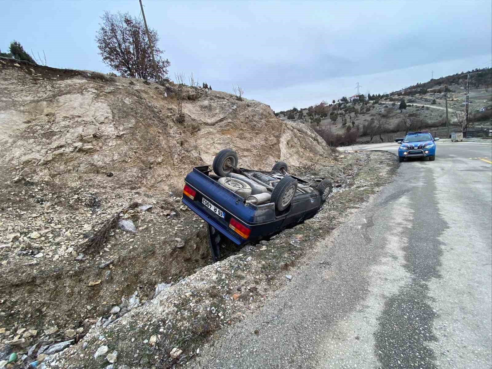 kontrolden-cikan-otomobil-takla-atti-2-yarali