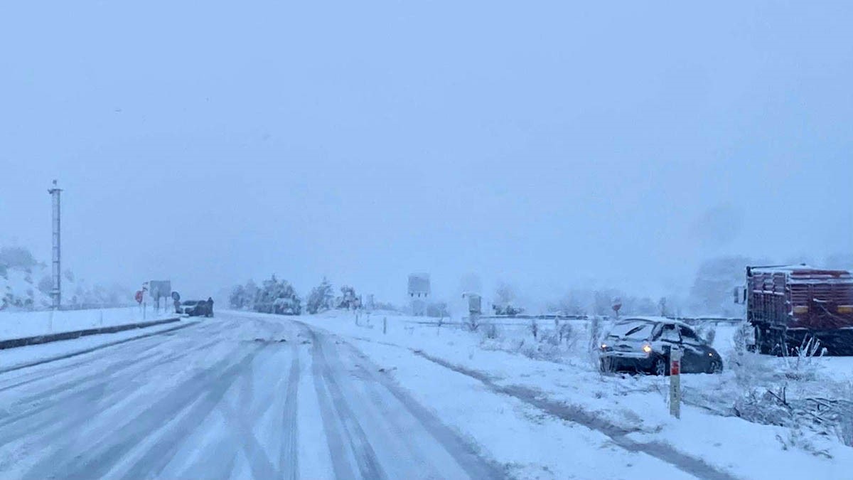 kutahya-beyaza-burundu-kar-yagisi-ulasimi-olumsuz-etkiledi