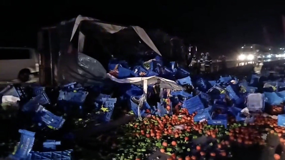 kutahya-eskisehir-karayolunda-meyve-yuklu-tir-devrildi