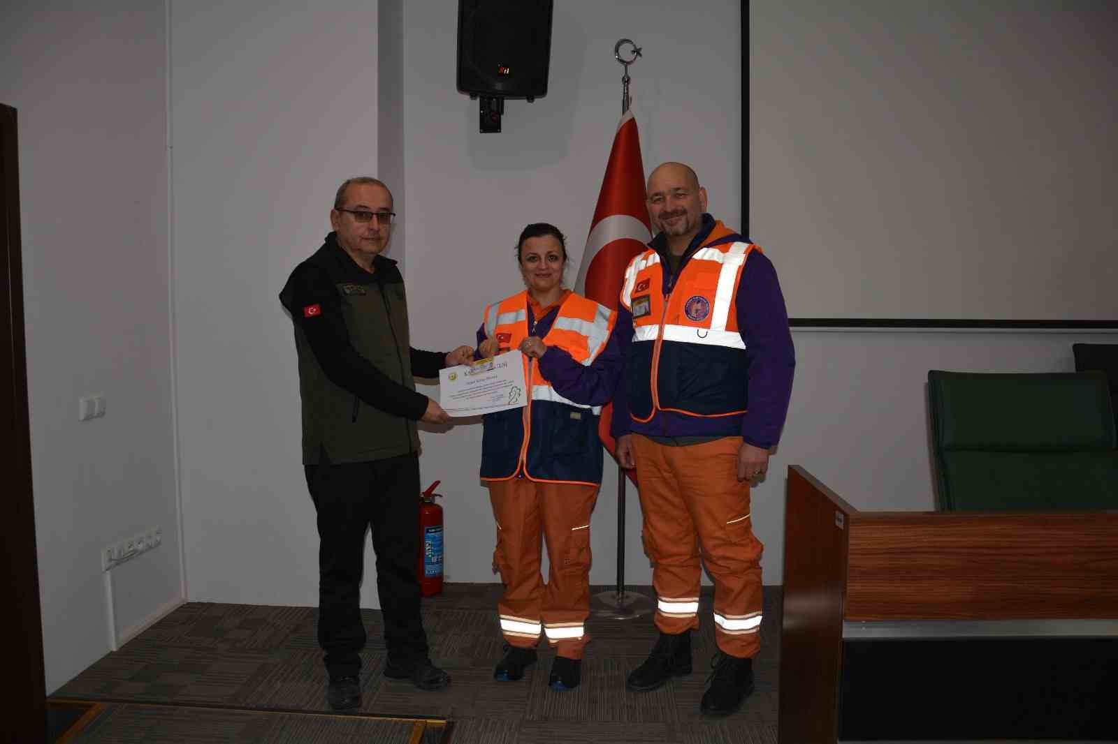 kutahyada-arama-kurtarma-gonullulerine-orman-yanginlarina-mudahale-egitimi