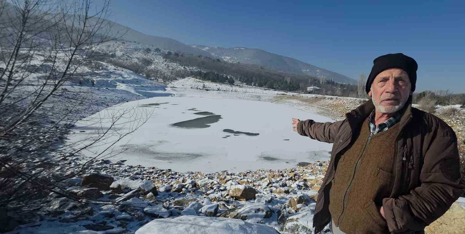 kutahyada-dondurucu-soguklar-goleti-tamamen-buzla-kapladi