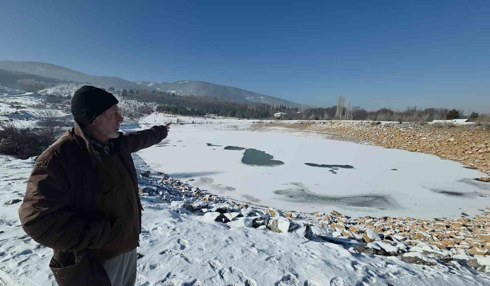 kutahyada-dondurucu-soguklar-goleti-tamamen-buzla-kapladi