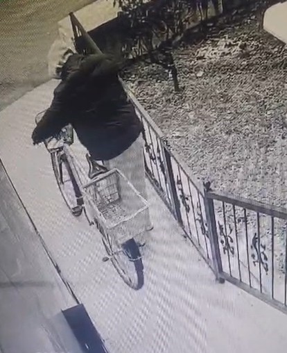 kutahyada-gunduz-vakti-bisiklet-hirsizligi-kamerada