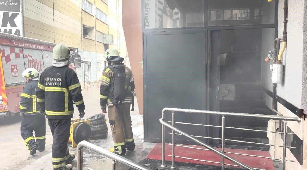 kutahyada-korkutan-yangin-3-kisi-dumandan-etkilendi