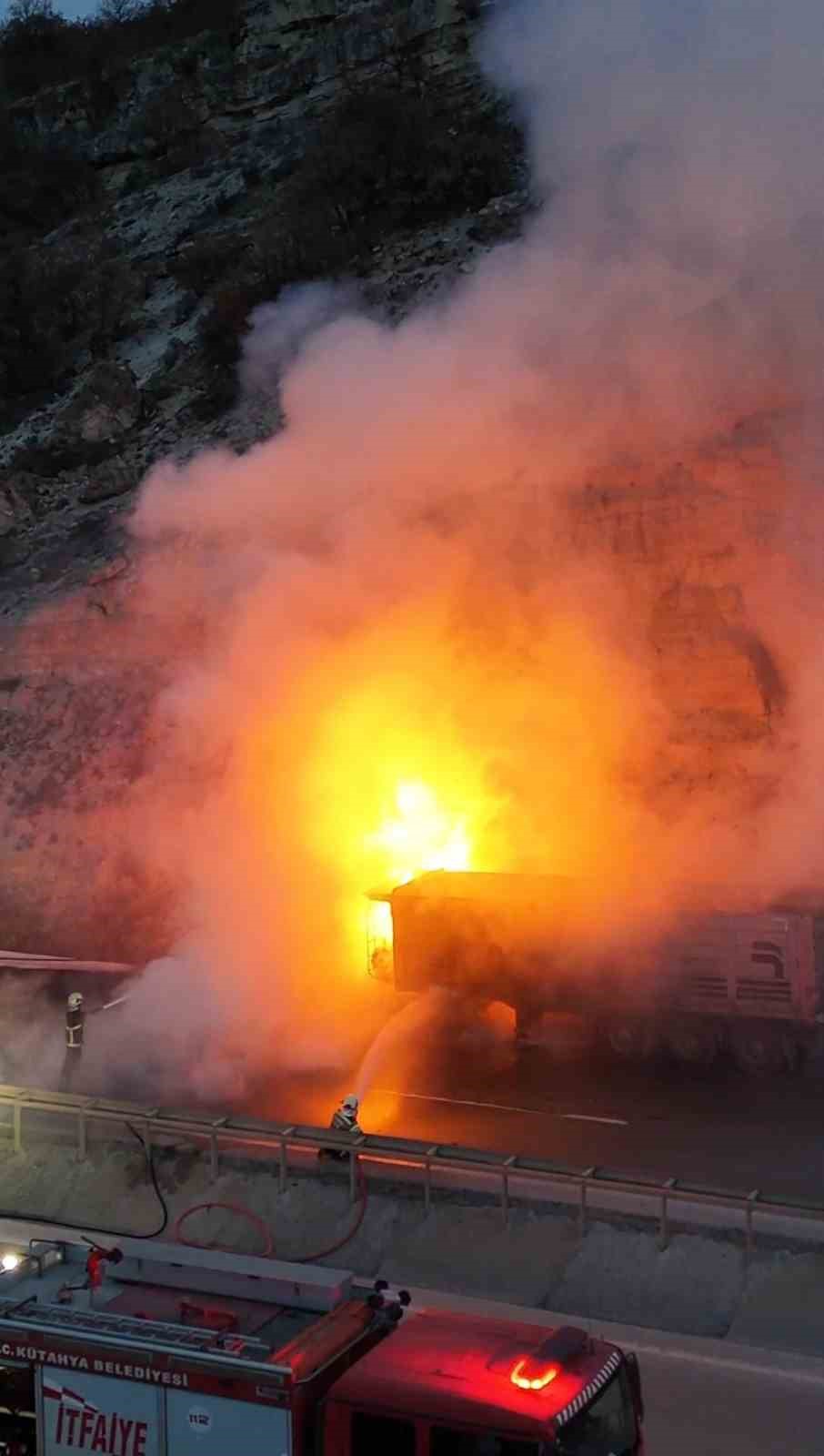 kutahyada-seyir-halindeki-tir-alevlere-teslim-oldu