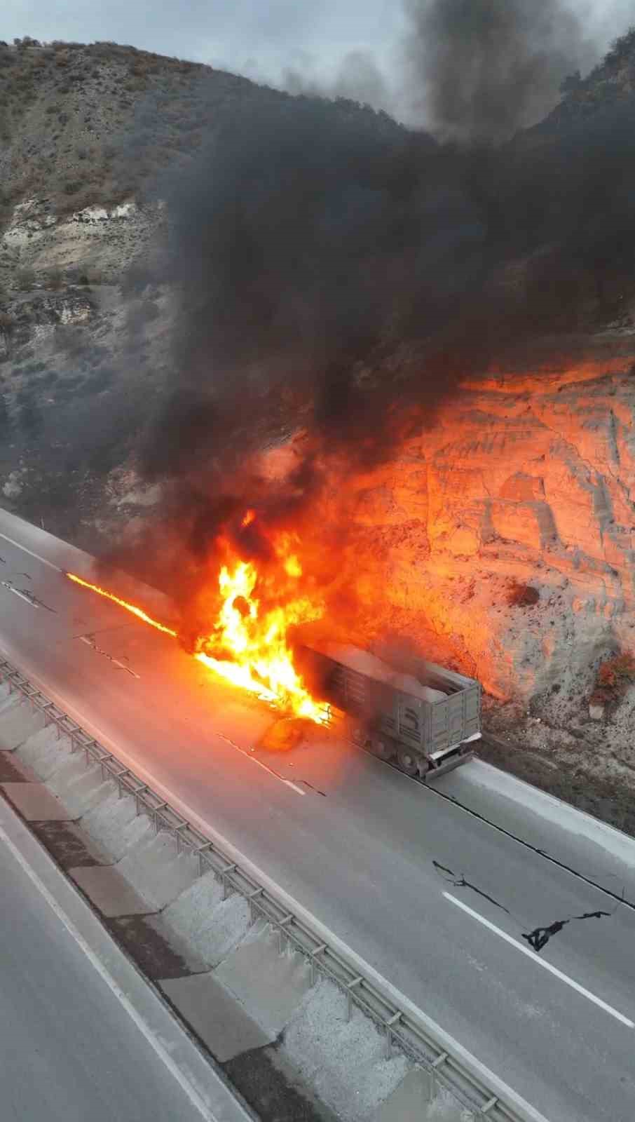 kutahyada-seyir-halindeki-tir-alevlere-teslim-oldu